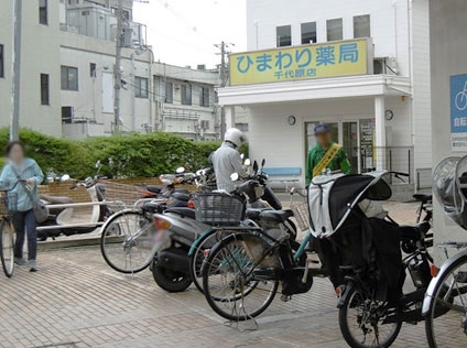 西友桂店前で自転車ヘルメット着用を呼び掛け